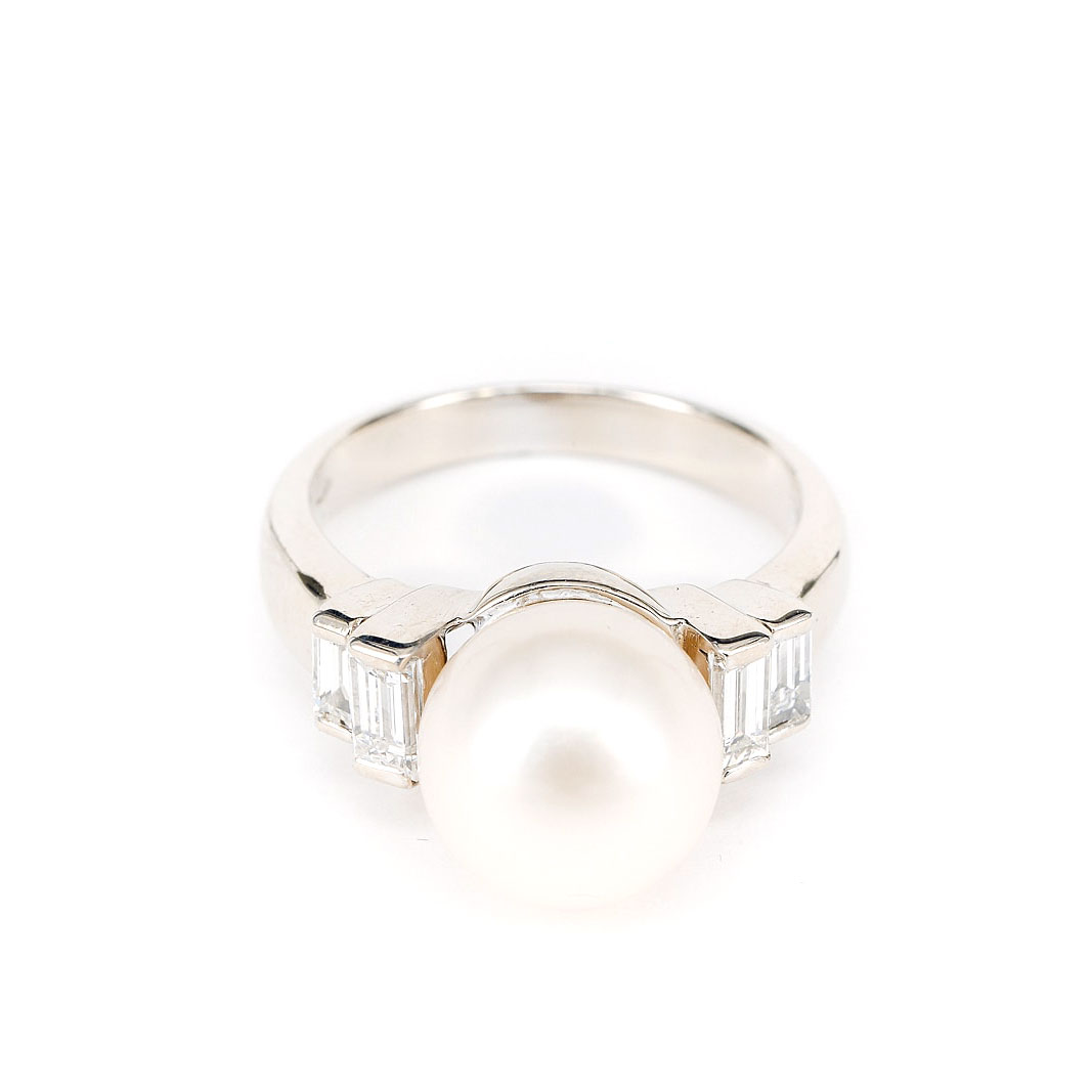 Anello in Oro Bianco Perla Akoya e Diamanti Baguette