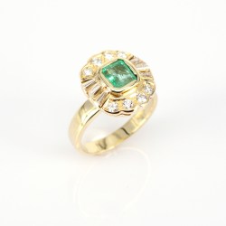 Anello Tipo Margherita In Oro Giallo Smeraldo E Diamanti